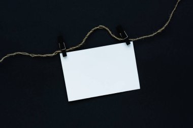 Kara Cuma mesajı. Mandallar ve ipler üzerinde siyah arka plan beyaz çarşaf. Kavramsal iş minimalizmi. Satışlar, promosyonlar, indirimler, online alımlar. Yatay pankart, boşluğu kopyala