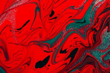 Kırmızı yeşil akrilik akışkan sanat soyut yaratıcı Noel arkaplanı. Sanatsal parlak fütüristik arka plan. Dinamik çizgiler, hareket, sıçrama kontrastı. Tatil kartları tasarımı. Moda mermer dokusu