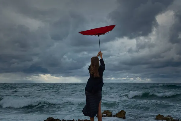 Junge Frau Mit Rotem Regenschirm Auf Dem Hintergrund Des Meeres — Stockfoto