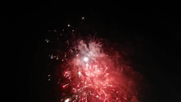 4K színes tűzijáték az éjszakai égbolton. Színes pirotechnikai show pont a fejed felett. Varázslat és tündérmese szilveszterkor. Fesztivál, esküvő, Boldog születésnapot, Karácsony, Diwali, Újév