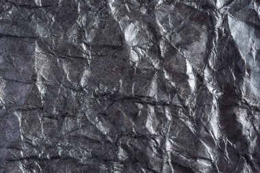 Kağıt gümüş buruşuk arka plan. Metin, kapak, web pankartı ve logo tasarımı için buruşmuş kağıttan yapılmış soyut bir arkaplan. Katı renk, desenli desen, gri arkaplan, kopyalama alanı