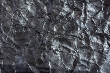 Kağıt gümüş buruşuk arka plan. Metin, kapak, web pankartı ve logo tasarımı için buruşmuş kağıttan yapılmış soyut bir arkaplan. Katı renk, desenli desen, gri arkaplan, kopyalama alanı