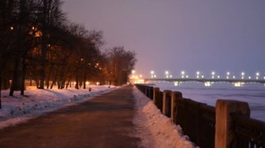 Voronezh 06 Ocak 2021. İnsanları gezdirme zamanı geldi. Şehrin merkezi seddi üzerinde kış mor akşamı. Hızlı hareket ve parlak farlar. Kentsel hayat kavramı, hızlı hareket.