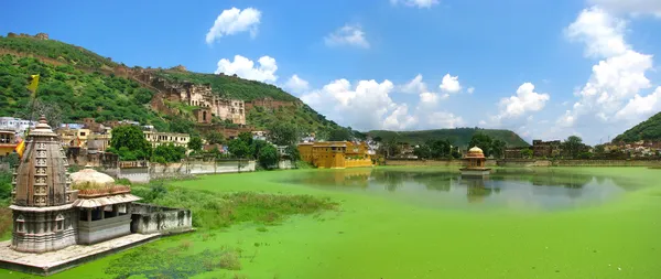 Bundi, India: Panoramic view of this wonderful ancient Rajasthan city, with lake Nawal Sagar lake and the Maharajah's Palace on the hillside. — Stock Photo, Image