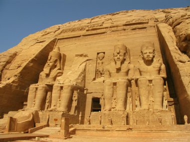 Kral 2. Ramses 'in Ebu Simbel Tapınağı. Eski Mısır' da firavun sanatlarının ve binaların başyapıtı.