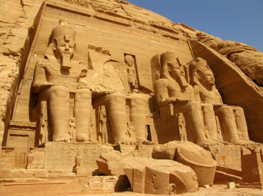 Kral 2. Ramses 'in Ebu Simbel Tapınağı. Eski Mısır' da firavun sanatlarının ve binaların başyapıtı.
