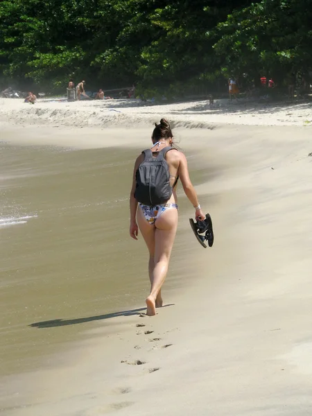 Brazilië: jonge aantrekkelijke vrouw op de dromerige trindade strand, op — Stockfoto