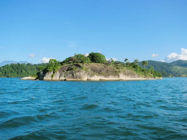 Brazylia: niesamowite costa verde ("zielone wybrzeże") w pobliżu paraty i rio — Zdjęcie stockowe