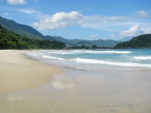 Brasil: dromerige trindade strand, aan de prachtige costa verde ("gree — Stockfoto