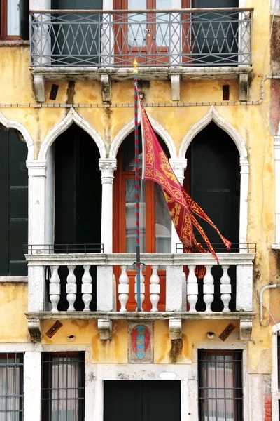 Venedik: 14 yüzyıl Sarayı balkon ve kentin bayrak, Güney — Stok fotoğraf