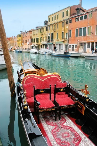 Venice: traditional gondola waiting for a romantic ride — Stock Photo, Image