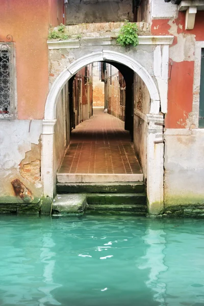 Veneza: beco de volta para o canal na área de Cannareggio (Venezia, It — Fotografia de Stock