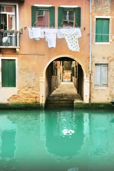 Venice: back alley to the canal in Cannareggio area (Venezia, It — Stock Photo, Image