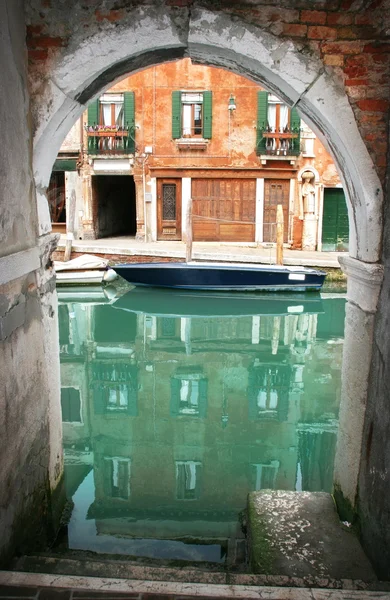 Venecia: callejón trasero al canal en la zona de Cannareggio (Venezia, It — Foto de Stock