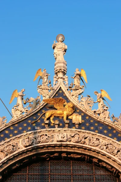 Venezia: bevingade Guldlejonet i san marco basilica, stadens sy — Stockfoto