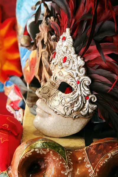 Venecia: Hermosa máscara de carnaval tradicional con plumas . — Foto de Stock