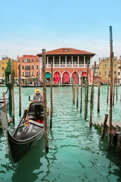 Venice: traditional gondola waiting for a romantic ride — Stock Photo, Image