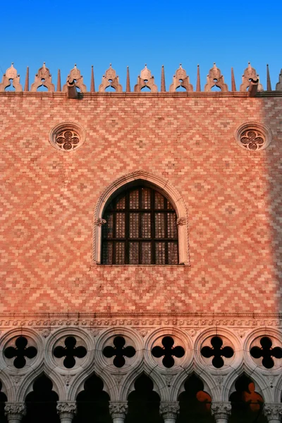 Venezia simbolo: Palazzo Ducale vicino alla Basilica di San Marco, al tramonto (Venezia, Italia) ) — Foto Stock