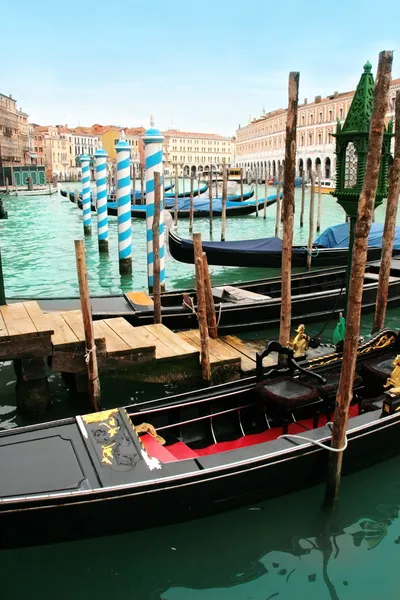 Venedik: romantik bir geziye bekleyen geleneksel gondol — Stok fotoğraf