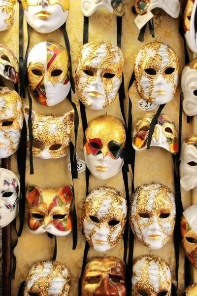 Venetië: mooie traditionele carnaval maskers. — Stockfoto