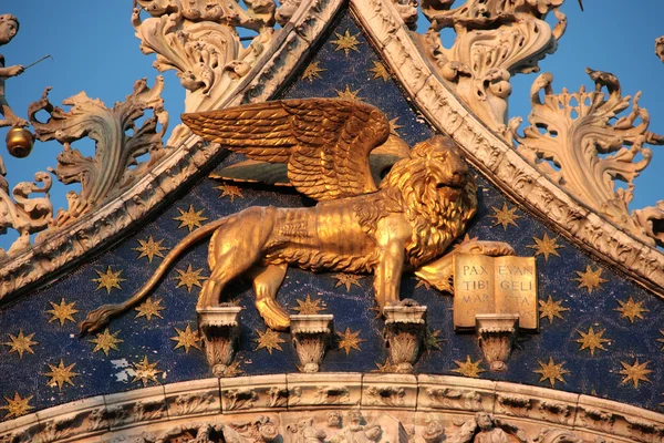 Venezia: gevleugelde Gouden Leeuw in de san marco basiliek, symbool van de stad, bij zonsondergang (Venetië, Italië) — Stockfoto