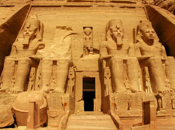 Abu Simbel Templo del Rey Ramsés II, una obra maestra de las artes y edificios faraónicos en el Antiguo Egipto —  Fotos de Stock