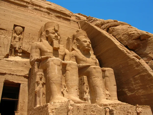 Abu Simbel Templo do Rei Ramsés II, uma obra-prima de artes faraônicas e edifícios no Antigo Egito — Fotografia de Stock