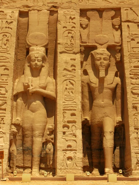 Abu Simbel, Egypt: The magnificent Temple of godess Hathor (it's the second and smaller temple, but exquisite and as amazing as the main temple) — Stock Photo, Image