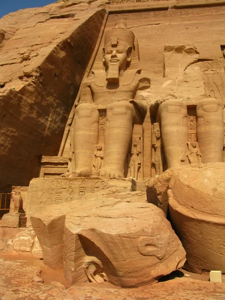 La cabeza caída del faraón en el magnífico templo de los carneros — Foto de Stock