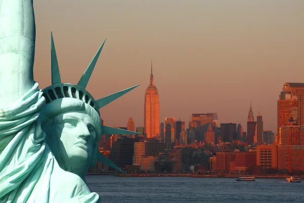 New York: die Freiheitsstatue, ein amerikanisches Symbol, mit niedrigerem — Stockfoto