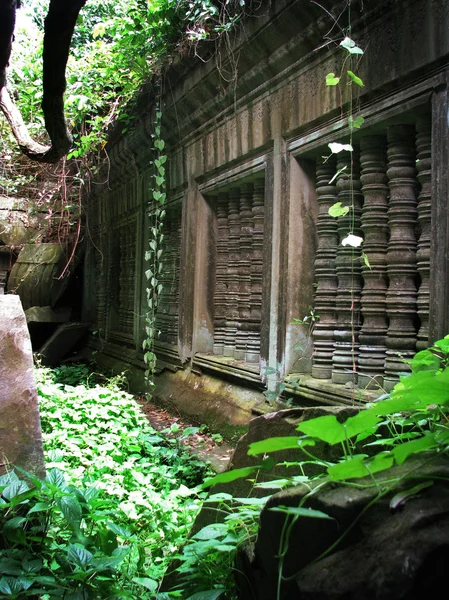 Jungle enni a csodálatos templom a beng mealea (12. század), — Stock Fotó