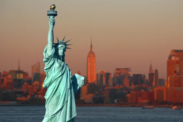 New york: de statue of liberty, een Amerikaans symbool, met een lagere Stockfoto