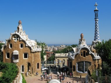 Barcelona: parc guell için ana giriş, antoni tarafından tasarlanan ünlü ve güzel park gaudi, bir şehrin vurgulamaktadır