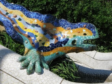 Barcelona: parc guell için ana giriş, antoni tarafından tasarlanan ünlü ve güzel park gaudi, bir şehrin vurgulamaktadır