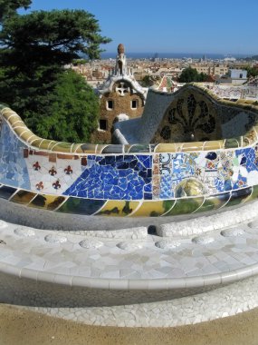 Barcelona: parc guell için ana giriş, antoni tarafından tasarlanan ünlü ve güzel park gaudi, bir şehrin vurgulamaktadır