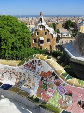 Barcelona: parc guell için ana giriş, antoni tarafından tasarlanan ünlü ve güzel park gaudi, bir şehrin vurgulamaktadır