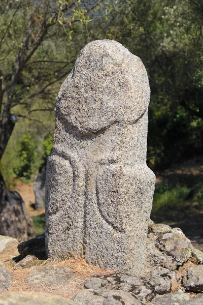 Menhires con rostros y cuerpos humanos en Filitosa arqueológico si — Foto de Stock