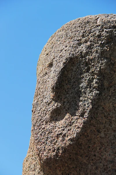 Menhire mit menschlichen Gesichtern und Körpern bei archäologischen Ausgrabungen in Filitosa — Stockfoto