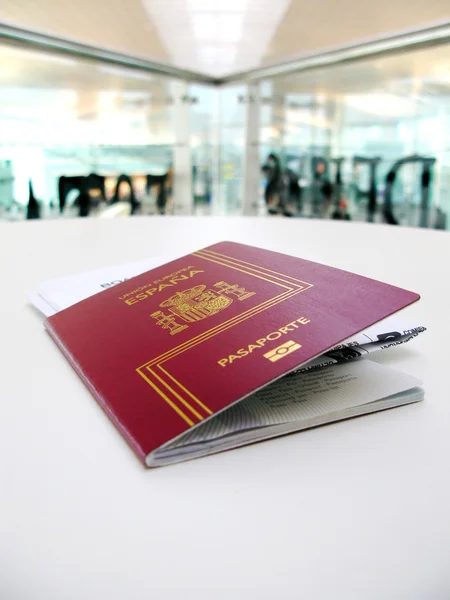 Pasaporte y tarjeta de embarque, esperando un vuelo en un aire moderno — Foto de Stock