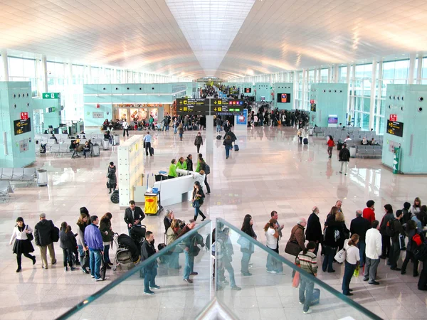 BARCELONA - 10 de diciembre: Salón del nuevo y moderno aeropuerto de Barc — Foto de Stock