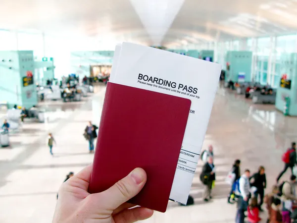 Reisepass und Bordkarte, die auf einen Flug in einem modernen Flugzeug warten Stockbild