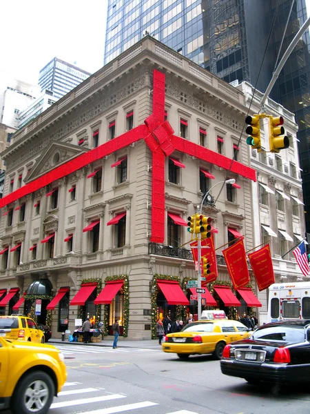 New York, USA - 3. Dezember: Luxusladen in der 5th Avenue, dekoriert lizenzfreie Stockfotos
