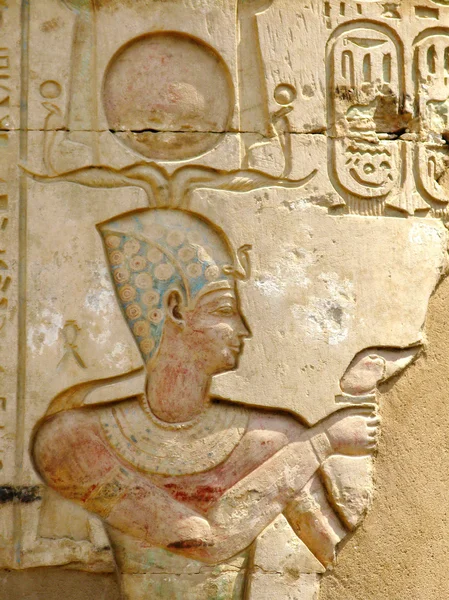 Temple of Kom Ombo, Egypt: polychromed relief of the Pharaoh — Stock Photo, Image