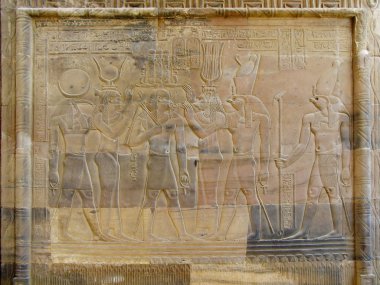 kom ombo, Mısır Tapınağı: Firavun Tanrıçalar ile rahatlama 