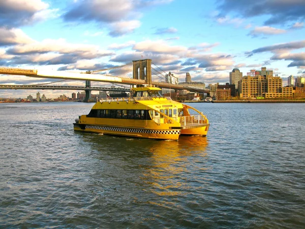 Wodne taksówki i brooklyn bridge, od molo 17, w dolnej manh — Zdjęcie stockowe