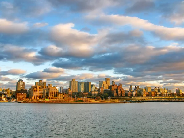 Brooklyn e East River ao pôr-do-sol, vistos do histórico cais 17. N — Fotografia de Stock