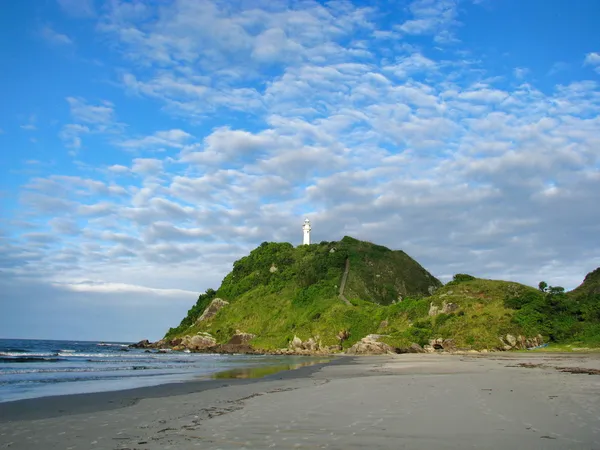 Wild strand en vuurtoren op ilha do mel (honing eiland) in de buurt van cur — Stockfoto