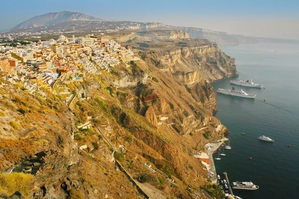 Santorini, Greece: sunset view of Fira the capital and the volca — Stock Photo, Image