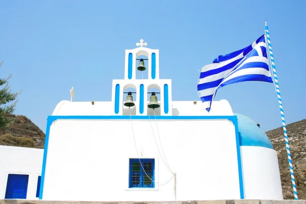 サントリーニ島、ギリシャ： 伝統的な典型的な白と青教会、wi — ストック写真