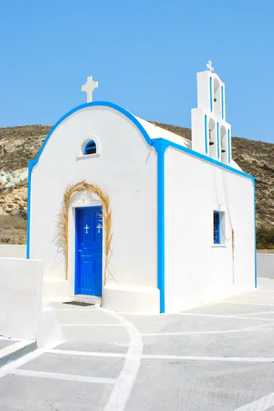 Santorini, Yunanistan: geleneksel tipik beyaz ve mavi Kilisesi — Stok fotoğraf